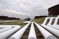 FILE PHOTO: FILE PHOTO: Pipelines run to Enbridge Inc.'s crude oil storage tanks at their tank farm in Cushing, Oklahoma, March 24, 2016. Picture taken March 24, 2016. REUTERS/Nick Oxford/File Photo/File Photo
