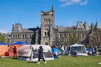 Pro-Palestinian demonstrators set up an encampment in King’s College Circle at the University of Toronto on May 2, 2024. They entered through the fencing early morning.
May 2, 2024.
(Sammy Kogan/The Globe and Mail)�