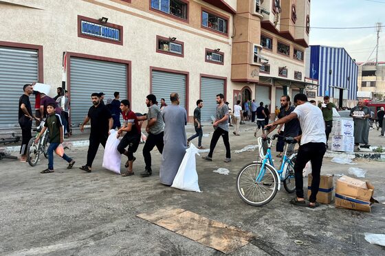 Morning Update: Desperate Gazans turn to raiding UN warehouses as supplies dwindle