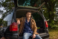 Maciek Hamela in his van, in which he recorded the movie "In the Rearview." (about the movie: Polish van travels on the roads of Ukraine. On board, a driver-driver and people evacuated after the Russian invasion. The vehicle becomes a fragile and temporary shelter, a zone of confidences of the exiles.)