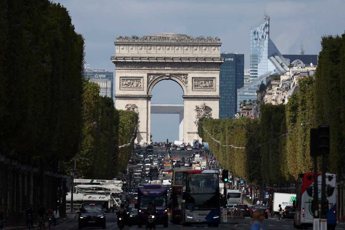 Can Paris's Champs-Élysées turn back the clock and have less