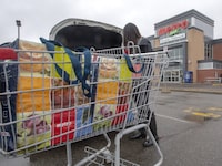 A customer loads her groceries at a Metro store in Ste-Therese, Que., north of Montreal, Monday, April 15, 2019. Canada's competition watchdog is calling for changes to a common real estate practice used by grocers to limit competition.&nbsp;THE CANADIAN PRESS/Ryan Remiorz