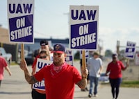 FILE PHOTO: Striking UAW workers picket outside a Stellantis facility in Center Line, Michigan, U.S., September 22, 2023. REUTERS/Dieu-Nalio Chery/File Photo