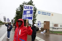 United Auto Workers (UAW) members strike at a General Motors assembly plant that builds the U.S. automaker's full-size sport utility vehicles, in another expansion of the strike in Arlington, Texas, U.S. October 24, 2023.  REUTERS/James Breeden NO RESALES. NO ARCHIVES