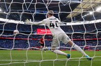Manchester United's Rasmus Hojlund scores the winning penalty during the English FA Cup semifinal soccer match between Coventry City and Manchester United at Wembley stadium in London, Sunday, April 21, 2024. (Nigel French/PA via AP)