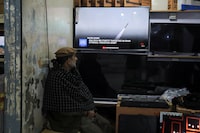 A man watches a news channel on television inside a shop after the Pakistani foreign ministry said the country conducted strikes inside Iran targeting separatist militants, two days after Tehran said it attacked Israel-linked militant bases inside Pakistani territory, in Peshawar, Pakistan January 18, 2024. REUTERS/Fayaz Aziz
