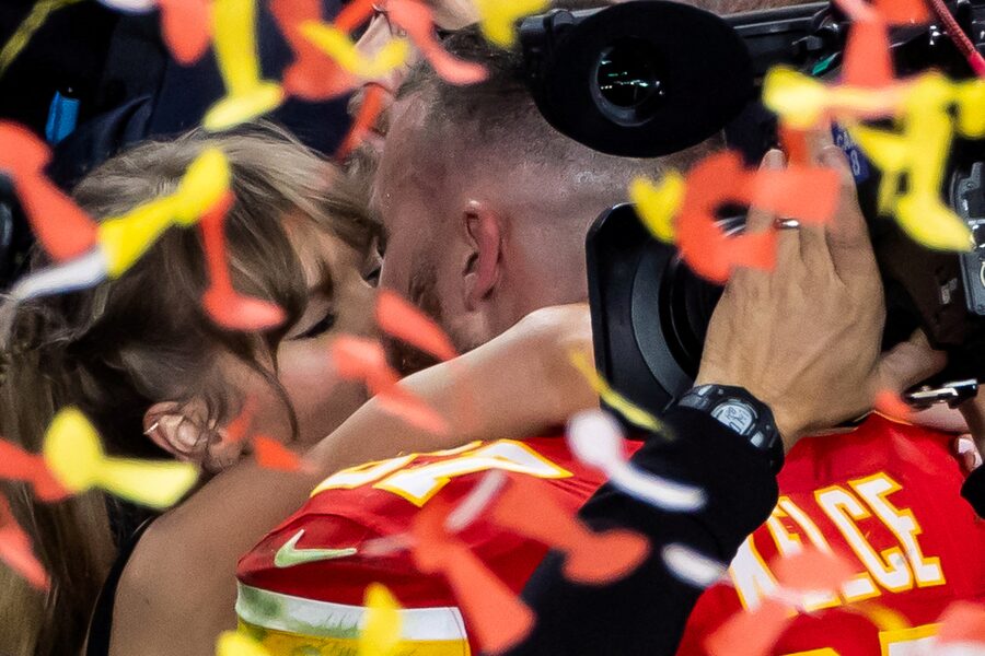 Taylor Swift kisses Travis Kelce on the field after his team's win in the  Super Bowl - The Globe and Mail