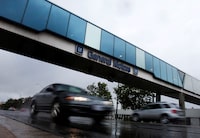 FILE PHOTO: Cars pass under an overpass at the General Motors Car assembly plant in Oshawa, June 1, 2012. REUTERS/Mark Blinch/File Photo