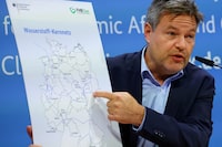 FILE PHOTO: German Economy and Climate Minister Robert Habeck points at a map showing Germany's hydrogen network during a press conference in Berlin, Germany, November 14, 2023. REUTERS/Fabrizio Bensch/File Photo