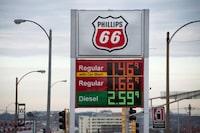 FILE PHOTO: A Phillips 66 gasoline station in St. Louis, Missouri January 14, 2015.  REUTERS/Kate Munsch/File Photo