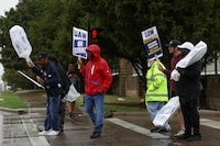 United Auto Workers (UAW) members strike at a General Motors assembly plant that builds the U.S. automaker's full-size sport utility vehicles, in another expansion of the strike in Arlington, Texas, U.S. October 24, 2023.  REUTERS/James Breeden NO RESALES. NO ARCHIVES