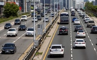 FILE PHOTO: Cars drive in heavy traffic on the Gardiner Expressway in Toronto, June 29, 2015.  REUTERS/Mark Blinch/File Photo