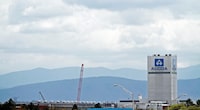 FILE PHOTO: The Great Smoky Mountains are shown in the background  in this view of the Alcoa Aluminium plant in Alcoa, Tennessee.  REUTERS/Wade Payne/File Photo