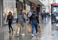 FILE PHOTO: People shop on Oxford Street in London, Britain April 10, 2023. REUTERS/Anna Gordon/File Photo