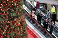 FILE PHOTO: Shoppers at Eaton Centre mall in downtown Toronto, Ontario, Canada November 21, 2020.   REUTERS/Chris Helgren/File Photo