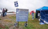 Union members picket General Motors (GM) which is in the midst of a tentative deal being reached with the United Auto Workers (UAW), which expanded its strike over the weekend to the General Motors (GM) engine plant in Spring Hill, Tennessee, U.S.  October 30, 2023.  REUTERS/Seth Herald