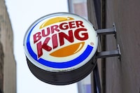 Restaurant Brands International Inc. says it has signed a deal to buy Carrols Restaurant Group, the largest Burger King franchisee in the United States, in a deal worth US$1 billion.