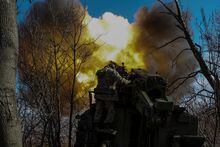 Ukrainian servicemen fire a 2S5 Giatsint-S self-propelled howitzer towards Russian troops outside the frontline town of Bakhmut, amid Russia's attack on Ukraine, in Donetsk region, Ukraine March 5, 2023. REUTERS/Anna Kudriavtseva