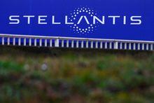 FILE PHOTO: FILE PHOTO: The logo of Stellantis is seen on a company's building in Velizy-Villacoublay near Paris, France, February 1, 2022. REUTERS/Gonzalo Fuentes/File Photo/File Photo
