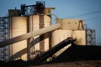 A conveyor belt transports coal at the Westmoreland Coal Company's Sheerness Mine near Hanna, Alta., Tuesday, Dec. 13, 2016.THE CANADIAN PRESS/Jeff McIntosh