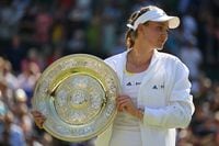Kazakhstan's Elena Rybakina celebrates with the Venus Rosewater Dish trophy during the podium ceremony after winning the women's singles final tennis match against Tunisia's Ons Jabeur on the thirteenth day of the 2022 Wimbledon Championships at The All England Tennis Club in Wimbledon, southwest London, on July 9, 2022. (Photo by SEBASTIEN BOZON / AFP) / RESTRICTED TO EDITORIAL USE (Photo by SEBASTIEN BOZON/AFP via Getty Images)