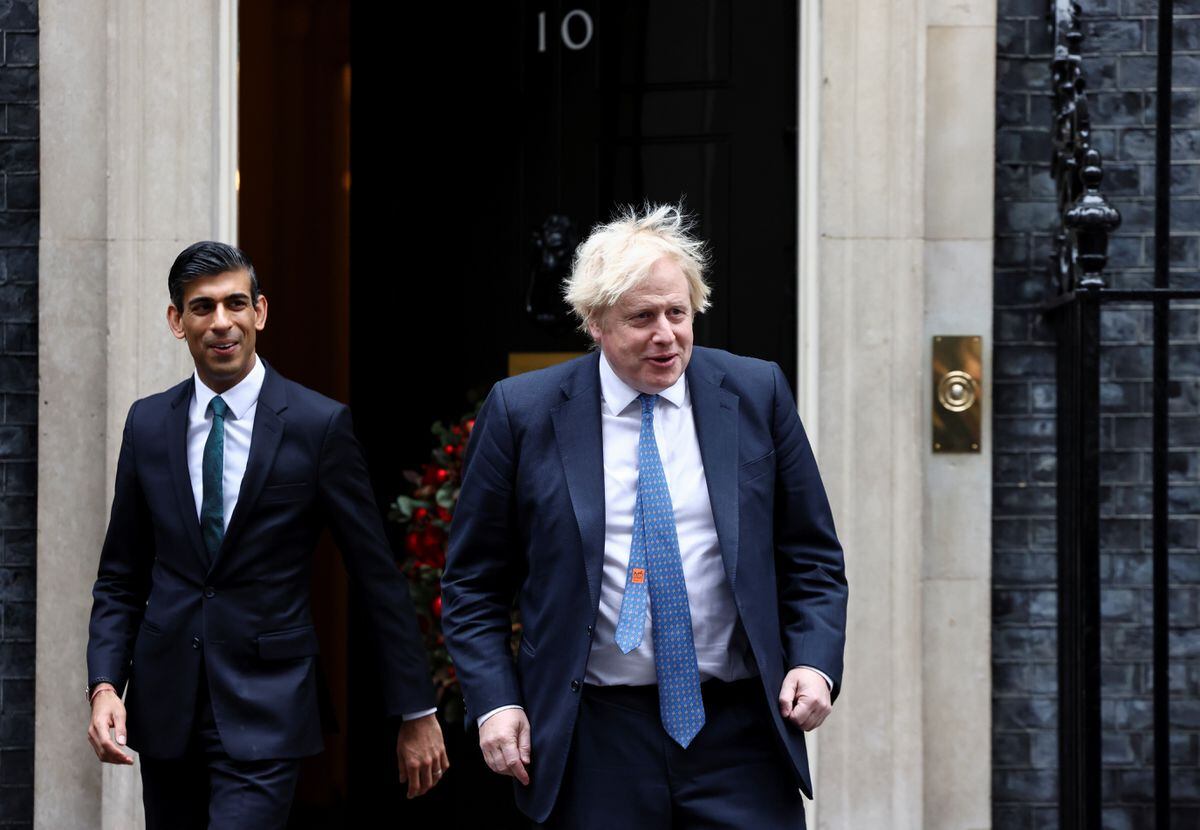 Boris Johnson et Rishi Sunak mènent la course pour devenir le prochain Premier ministre britannique