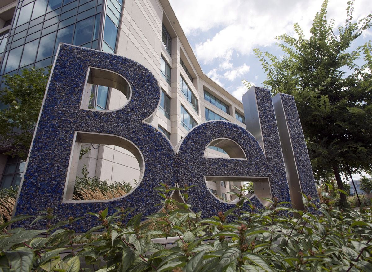 BCE tops profit, revenue forecasts even as costs weigh on bottom line thumbnail