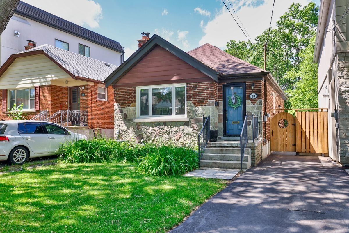 Updated Toronto bungalow fetches an extra 0,000 from one of 13 bidders